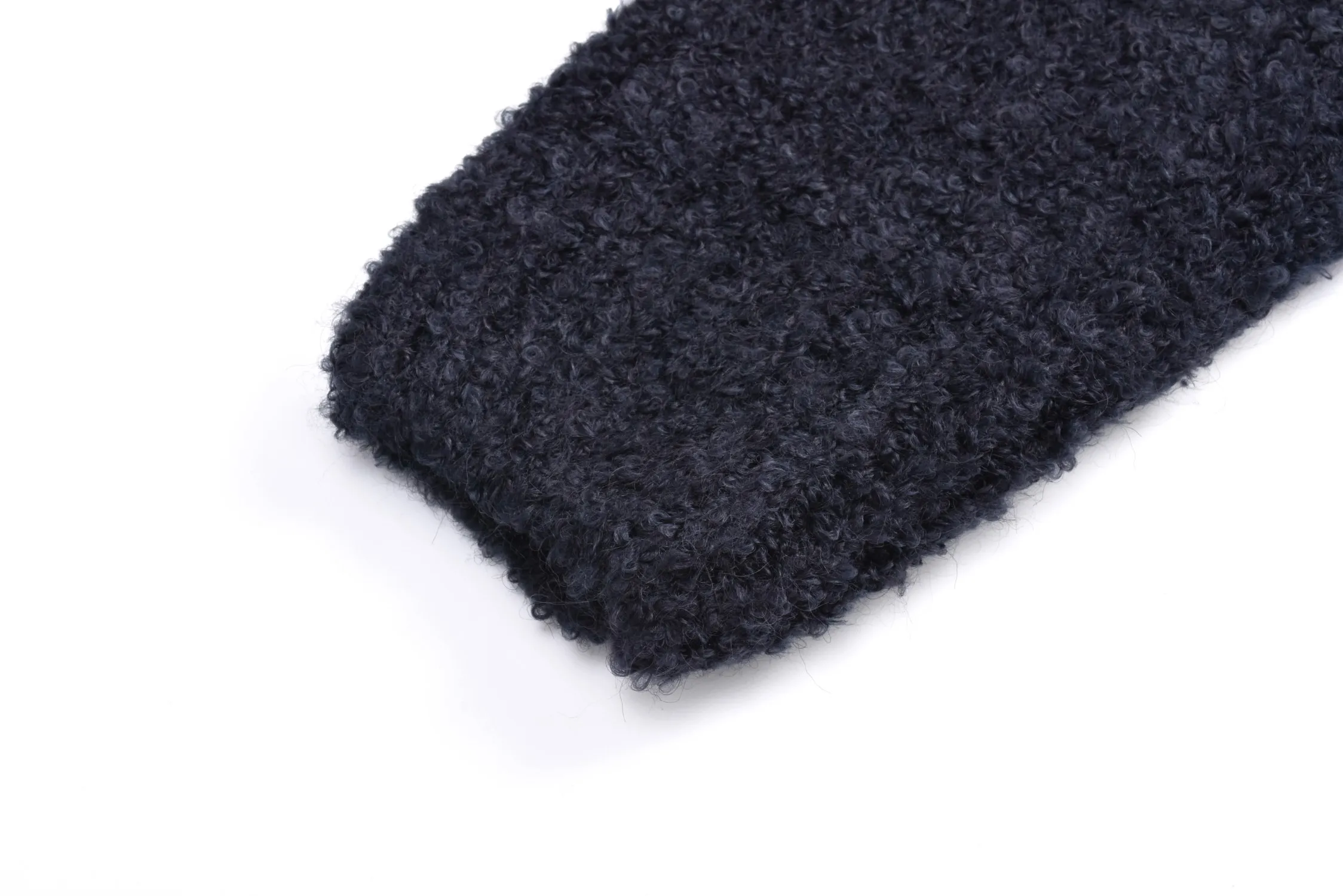 🅿️500 1v 22FW Mirror Logo Intarsia Sweater (Night Blue) Originally purchased for RMB 10,300, it is custom-woven and dyed 60% sheep wool night blue and black wool loop yarn. The loop yarn is black in night blue and has high ductility and good elasticity. It is different from the non-elastic version on the market. The special washing process is very crisp. It is soft and skin-friendly, with 3-needle knitting technology. The thickness of each stitch of the intarsia on the clothing logo is the same as the original. The logo on the back is a mirror intarsia. The upper body is skin-friendly and versatile. It is an autumn and winter item that can be worn in front of others. It is a powerful autumn and winter item. Size:S-M-L